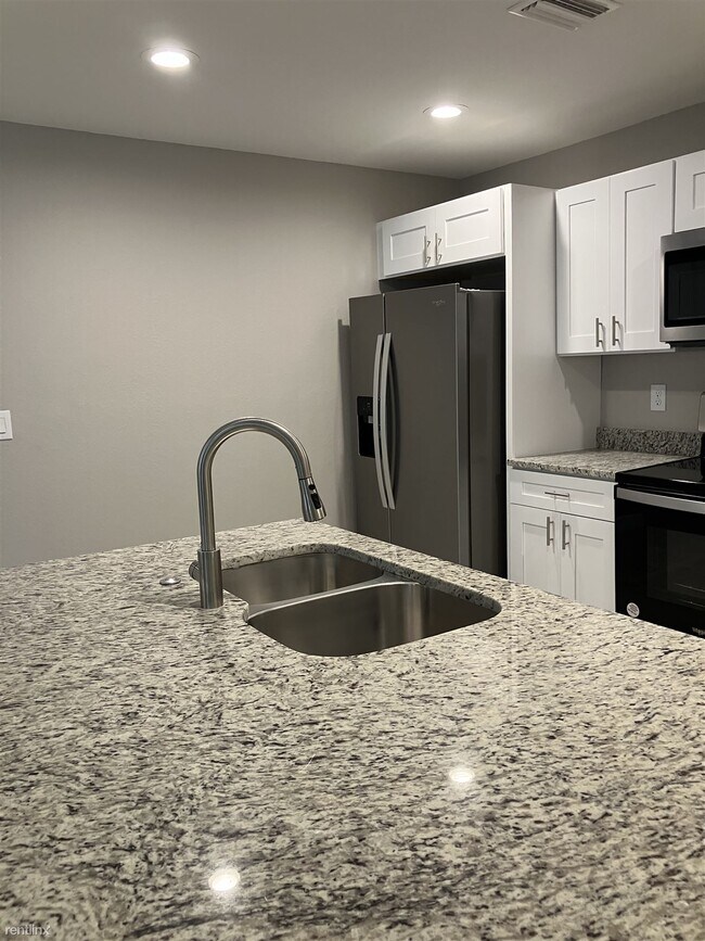 Building Photo - 3 br, 2 bath Duplex - 127 Boundary Bouleva...