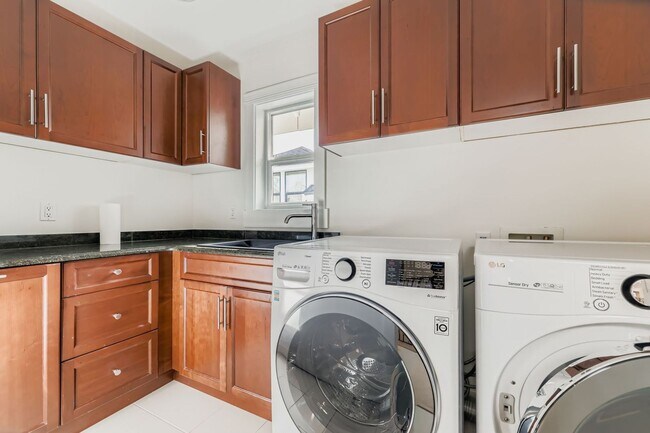 Building Photo - Stunning 5bed/5bath + Office in Prime Kirk...