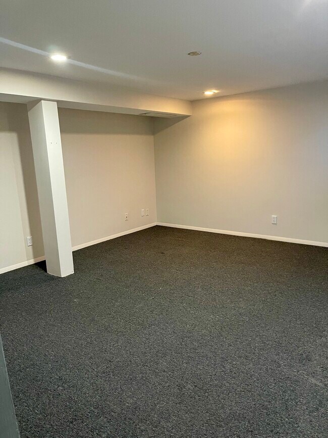 Building Photo - 173 Spruce St