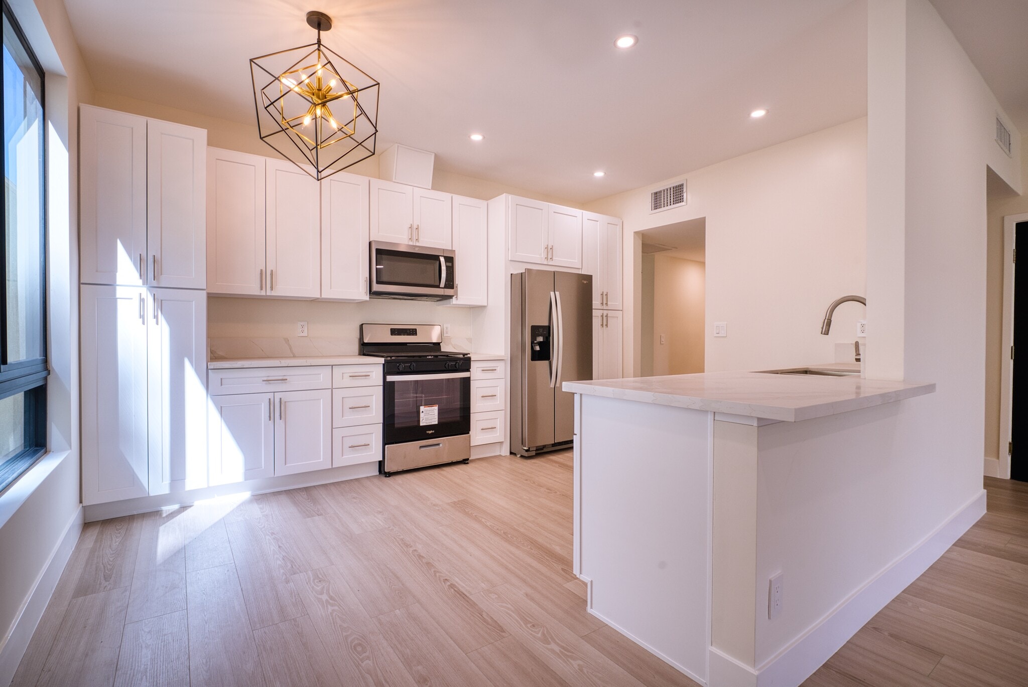 Building Photo - 13920 Moorpark St