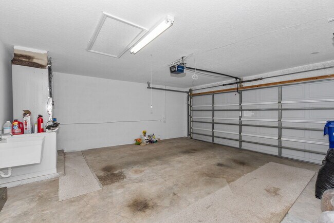 Building Photo - 800 Crestwood Dr
