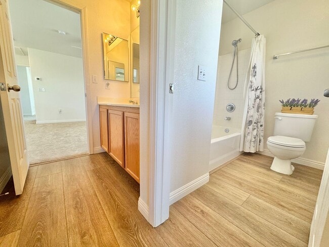 Building Photo - ENJOY THIS STUNNING 3 BEDROOM WITH A TRANQ...