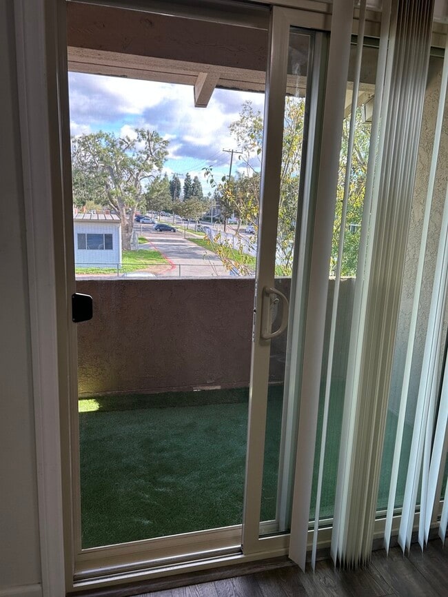 Building Photo - REALLY NICE UPSTRS 1BD 1BA CONDO FOR LEASE! MUST SEE!