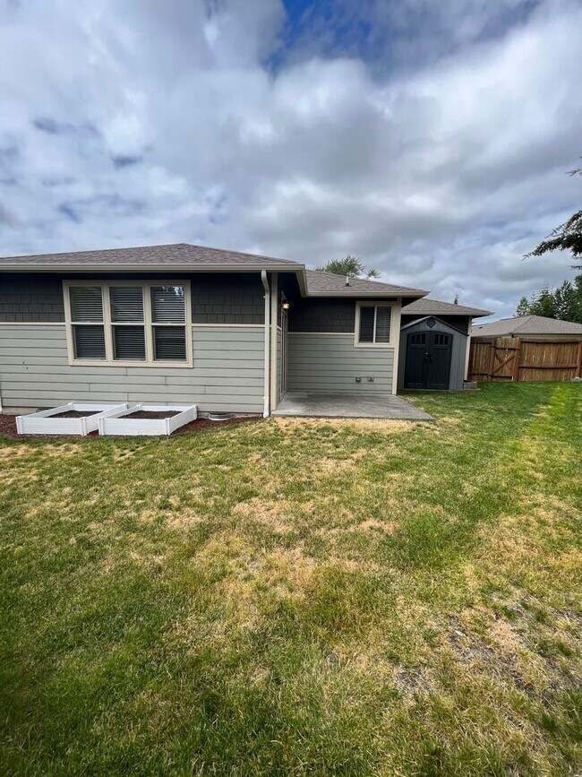 Building Photo - 3 Bed 2 Bath Single Story House with Garage