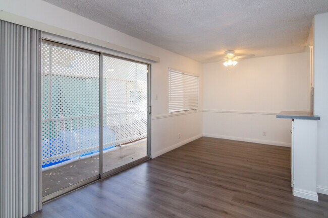 Building Photo - 8601 Balboa Blvd