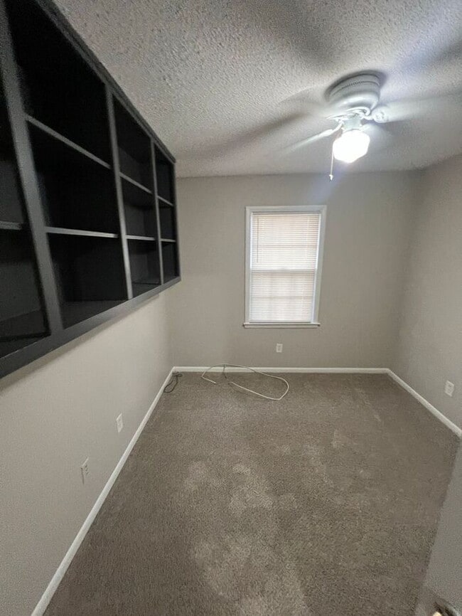 Building Photo - NOW READY!!! 3 bed 1.5 bath TOWNHOME!!