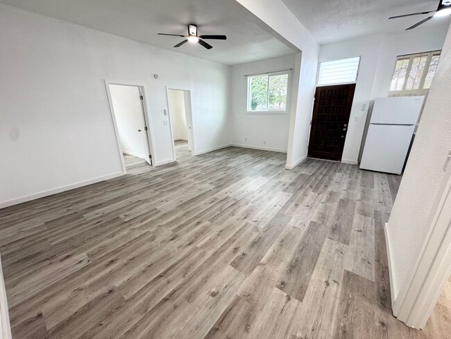 Building Photo - 2/1 with parking near Downtown! Move in re...