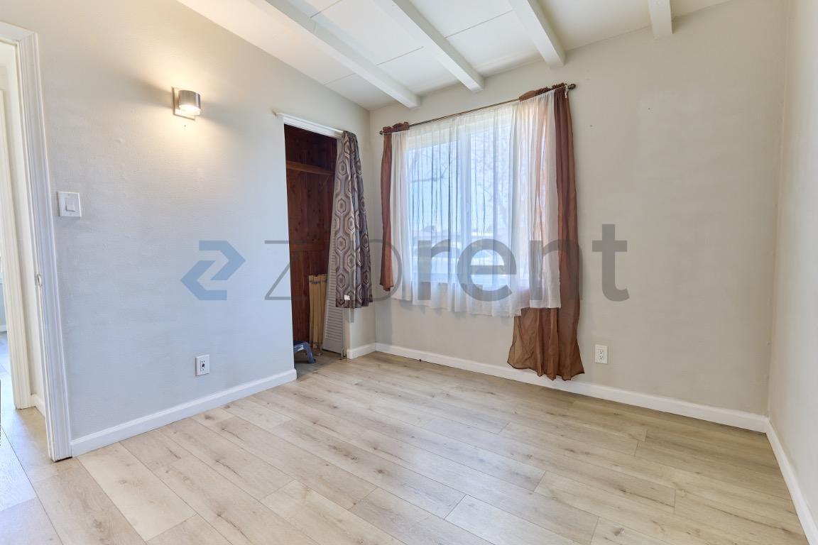 Building Photo - 915 N Holly St