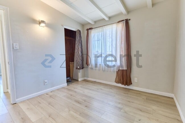 Building Photo - 915 N Holly St