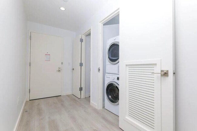 Building Photo - 4 bedroom in BROOKLYN NY 11222