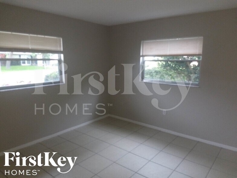 Building Photo - 3109 22nd Ave W