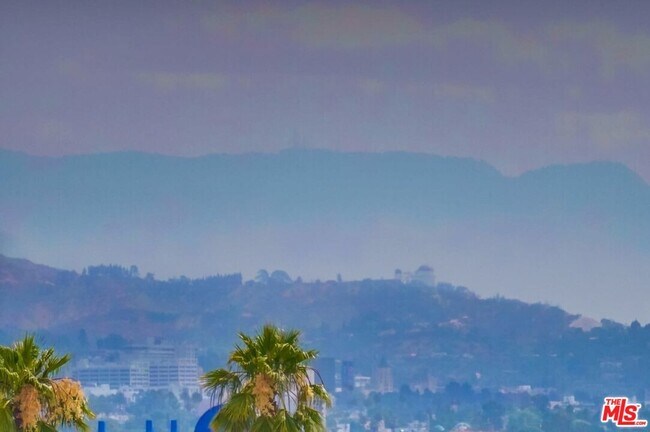 Building Photo - 435 N Oakhurst Dr