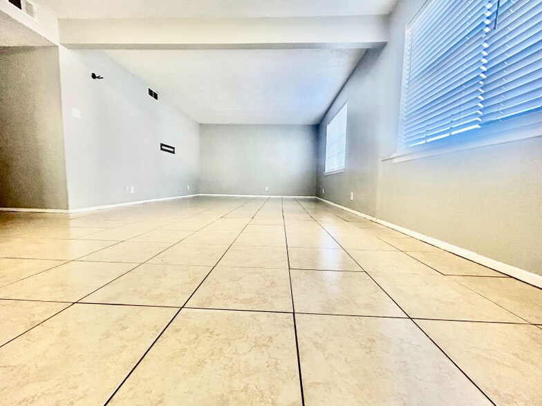 Building Photo - 3836 Englewood Cir