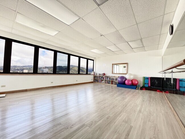 Building Photo - Pet Friendly Furnished Waikiki Studio with Central A/C and Parking. Utilities Included in Rent.
