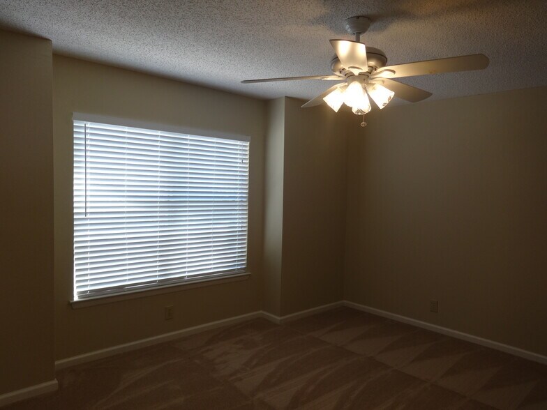 Building Photo - 4803 Fern Lake