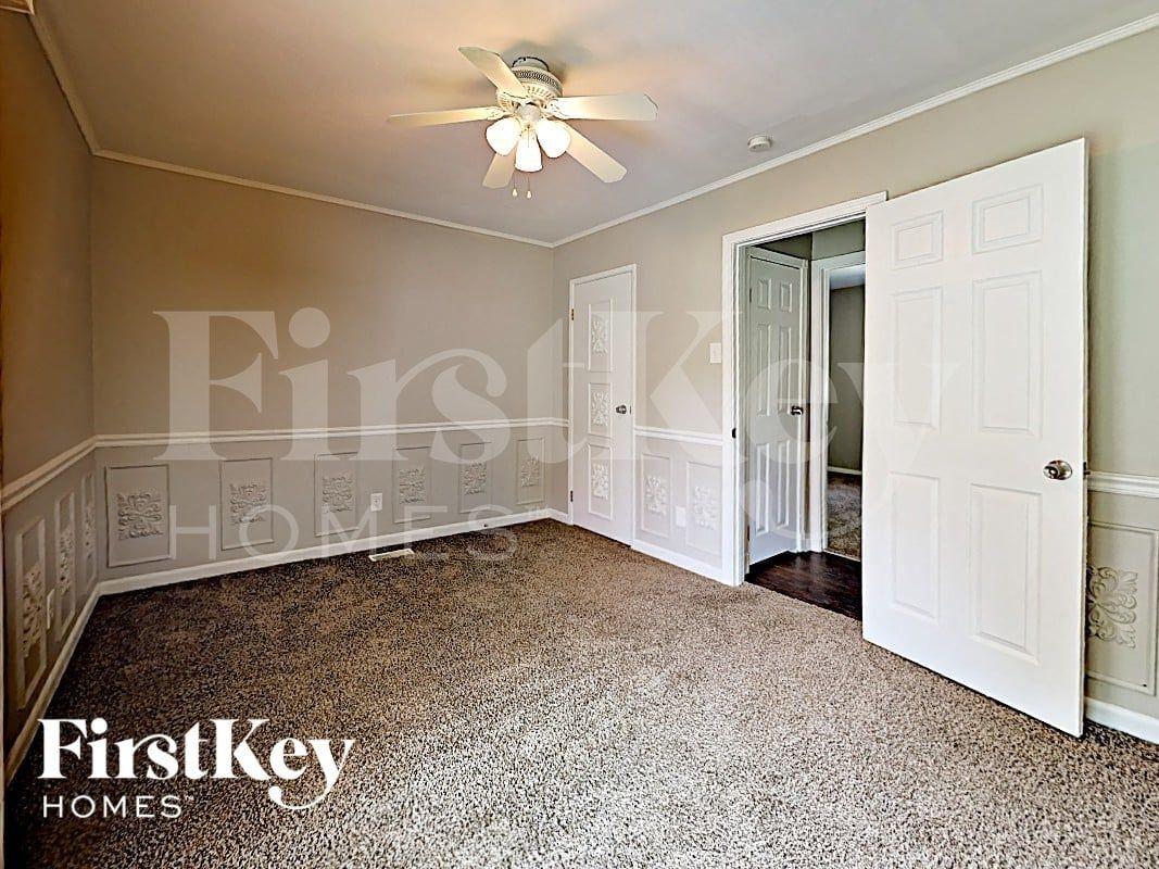 Building Photo - 8 Deerpath Dr