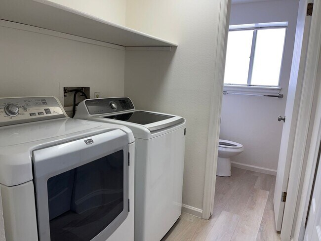 Building Photo - 3 bed 2 bath home on HUGE LOT!