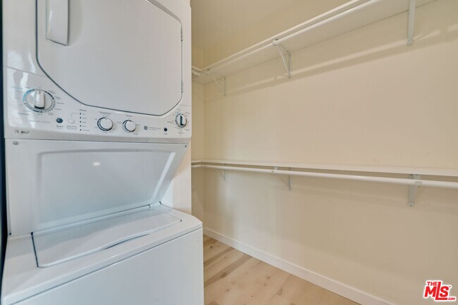 Building Photo - 843 Westbourne Dr
