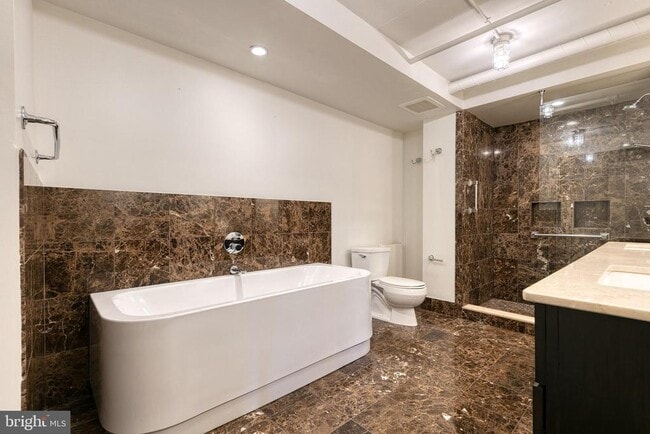 Building Photo - 1220 Bank St