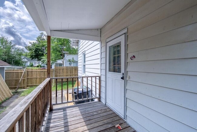 Building Photo - 614 Hoosick St