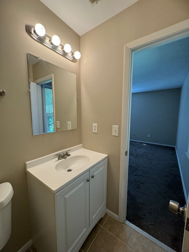 Building Photo - Charming 3 BR 1.5BA Brick & Vinyl Ranch