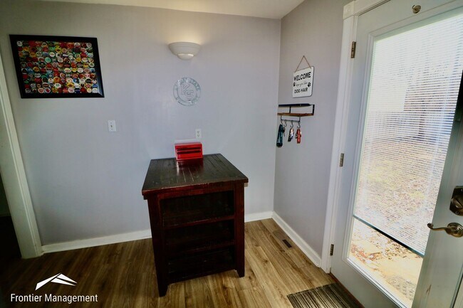 Building Photo - Beautiful Two Bedroom Home