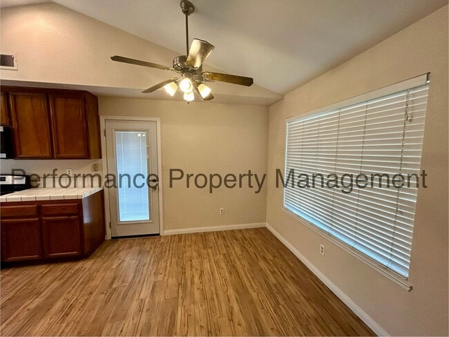 Building Photo - Spacious 4 Bed/3 Bath Home in Campus Park ...