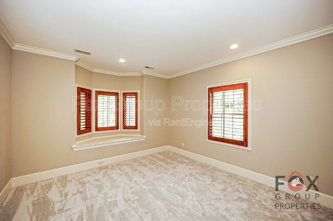 Building Photo - 143 Greenbay Rd