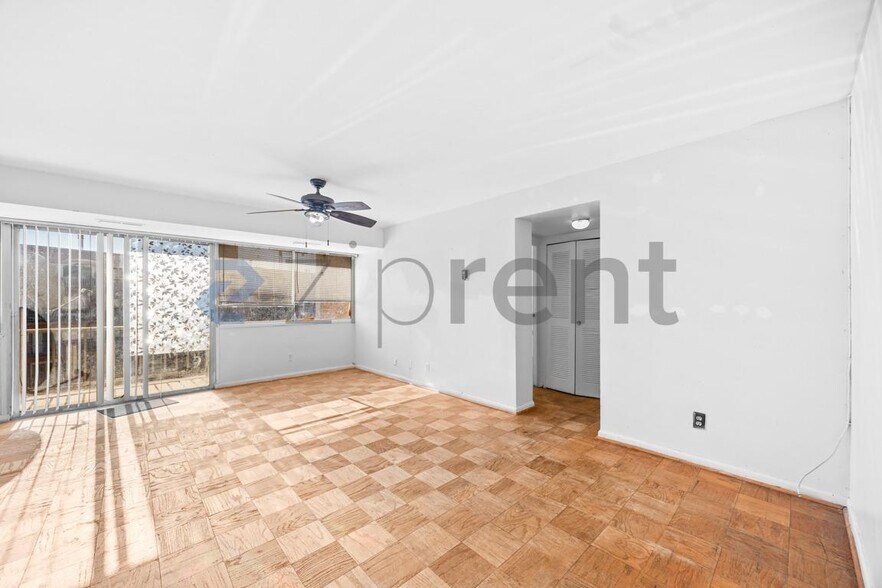 Building Photo - 5851 Quantrell Ave