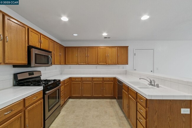 Building Photo - 3200 Puffin Cir