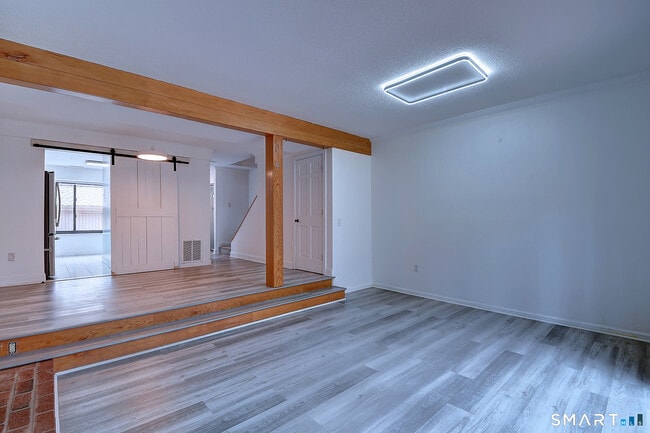 Building Photo - 32 Farmington Chase Crescent