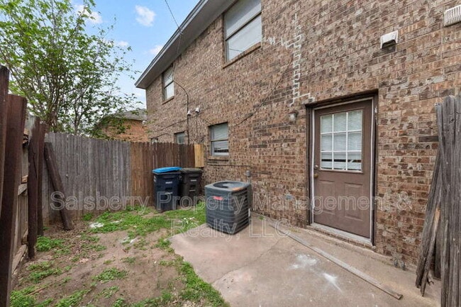 Building Photo - 5829 Shadydell Dr