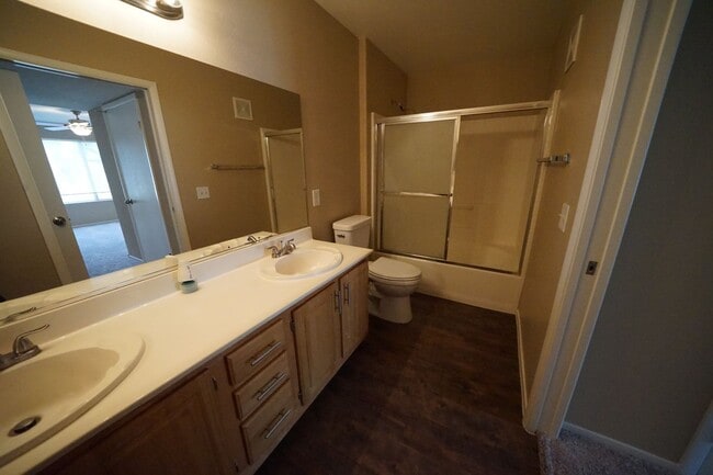 Building Photo - Beautiful 2 bed 2 bath upstairs unit in gated community.