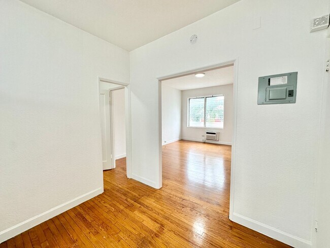 Building Photo - Spacious Studio on 12 Street between Eucli...