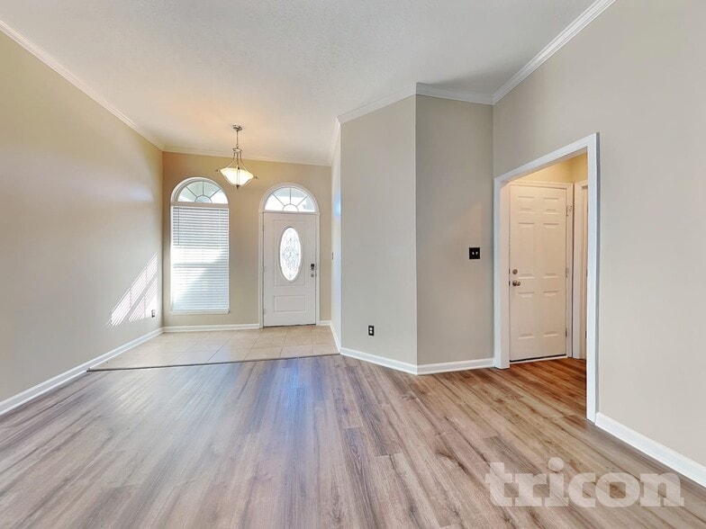 Building Photo - 2002 Dundee Way