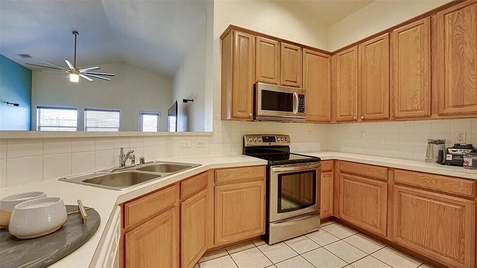 Building Photo - Room in House on Winterberry Ln