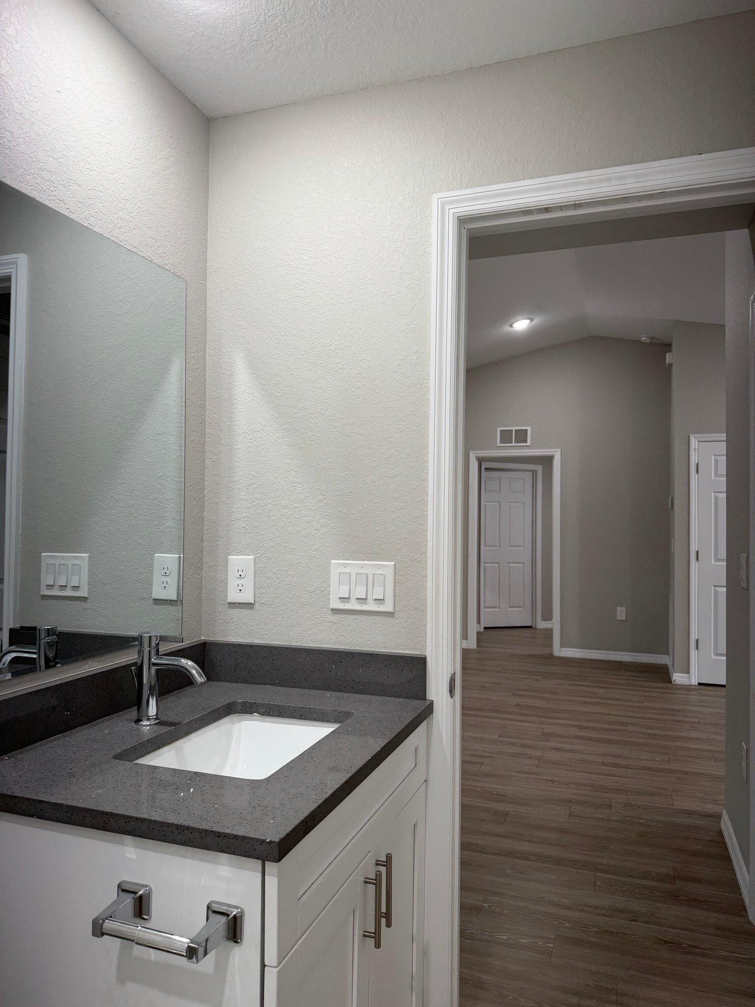 Building Photo - 6054 N Moss Cir