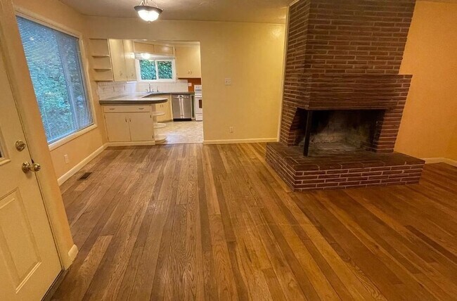Building Photo - Charming 2 bedroom/1 bath Walking distance...