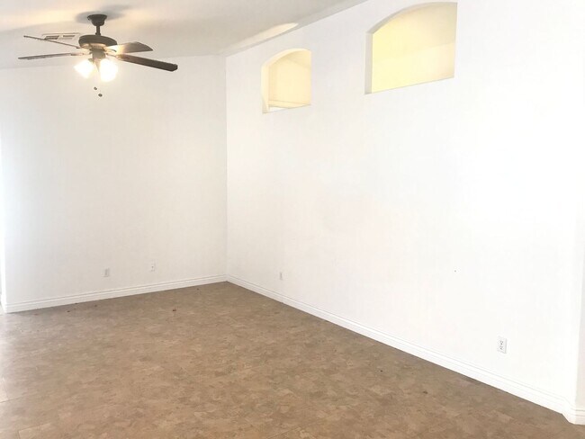 Building Photo - 2036 E Windsong Dr