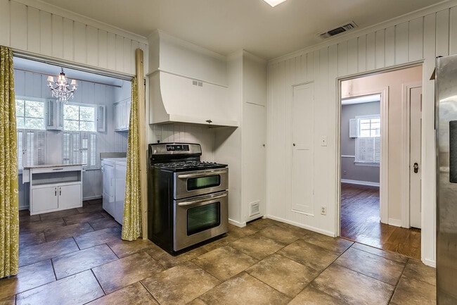 Building Photo - Ready for New Students- 2 Bed, 1 Bath Tudor Home Minutes from TCU- 76109