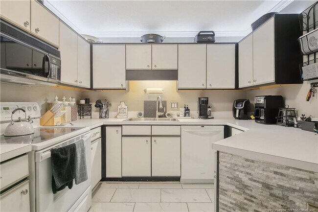 Building Photo - 2 Bedrooms 2 Bathrooms Condo