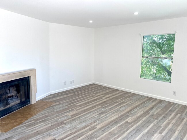 Building Photo - Lovely 2 Bed/2 Bath with Hardwood Floors, ...