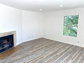 Building Photo - Lovely 2 Bed/2 Bath with Hardwood Floors, ...