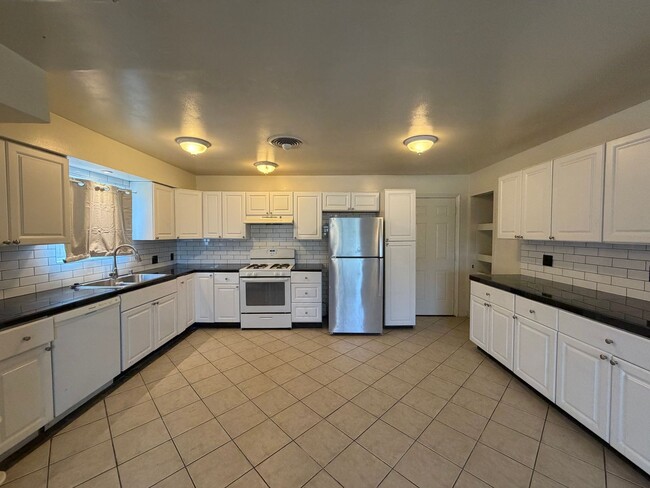 Building Photo - Adorable Home in Oleander Area!