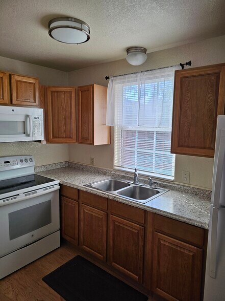 Kitchen - 305 Pulliam St