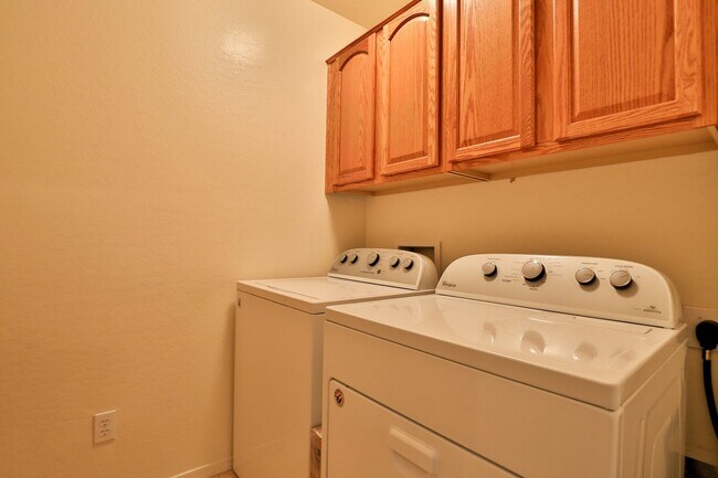 Building Photo - 3 bedroom 2 bath home with a den in san tan valley!