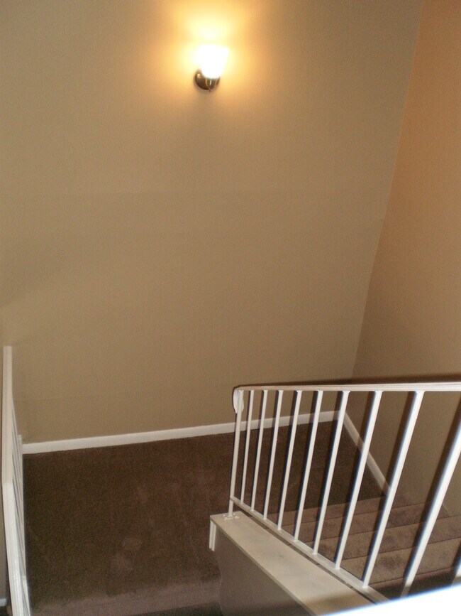 Building Photo - NICE--2 Bedroom 1.5 Bath Townhouse WEST of...
