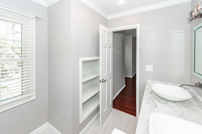 Building Photo - 4 Bedroom 2.5 Bath House in Montclair - We...