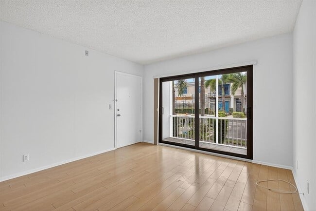 Building Photo - 130 Cypress Club Dr