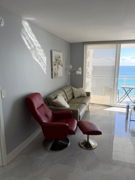 Building Photo - 2030 S Ocean Dr